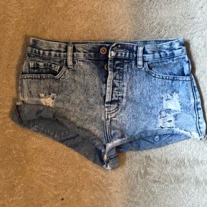 High waist denim distressed shorts.
